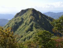 男甑山頂を望むR